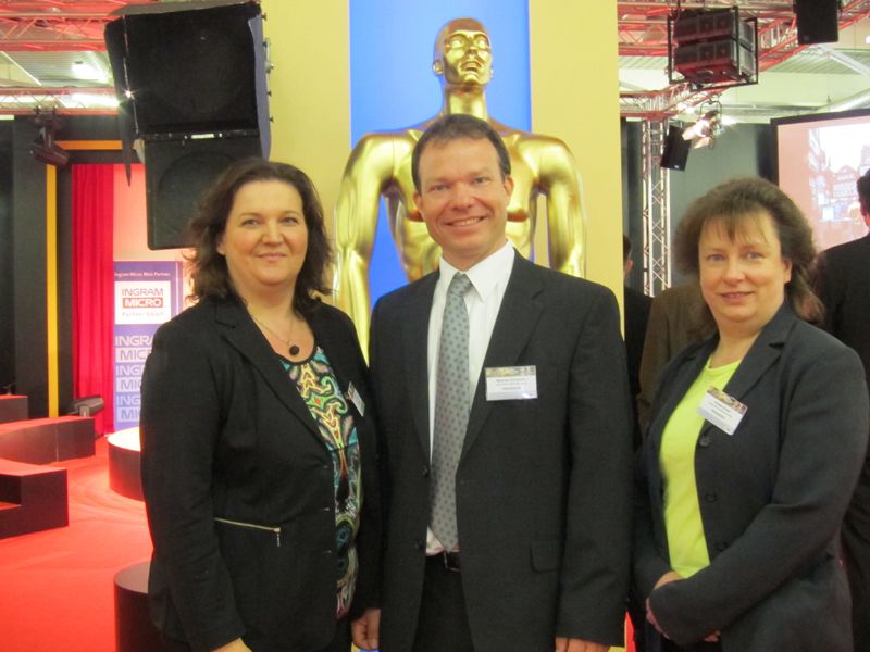 (v. l.) Lilli Kos, IT-BUSINESS, mit Matthias Schneider und Andrea Achter, Ingram Micro (Bild: IT-BUSINESS)