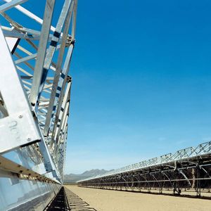 Sonnenspiegel bündeln die Wärme der Sonneneinstrahlung und wandeln damit Wasser in Dampf um, der eine Turbine antreibt.