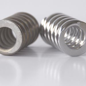 Glanzeffekt garantiert: Die Feder rechts ist mit dem Elektrolyten E 269 behandelt.