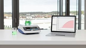 Kern & Sohn zeigt auf der Analytica 2026, wie sich Waagen und weitere Messgeräte in digitale Arbeitsabläufe integrieren lassen, im Bild die Präzisionswaage Kern PDS im Zusammenspiel mit der Software Kern Balance Connection. (Bild: Kern & Sohn)