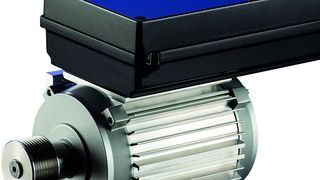 Sinochron Motor von ABM Greiffenberger mit Aufbau-Frequenzumrichter und optimalem Wirkungsgrad im Teillastbereich. Der sensorlos geregelte Antrieb zeichnet sich insbesondere durch seine hochdynamische und effiziente Performance aus. (Bild: ABM)