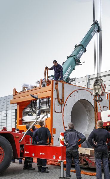 Pünktlich zu Monatsbeginn ist der Aufbau der „Bright World of Metals“ in Düsseldorf gestartet. Die ersten Schwertransporte rollen an und stellen die Düsseldorfer Messe-Logistiker vor harte Aufgaben und Arbeit. Eines der ersten Exponate war am vergangenen Freitag ein 50 Tonnen schwerer und über fünf Meter hoher Induktionsofen des Dortmunder Ofenbauers ABP Induction. Mit Hilfe von drei Kränen musste das Schwergewicht aus der liegenden Position stehend auf einen Tieflader aufgeladen werden. Für Kay Lohe vom Logistikunternehmen Kuehne + Nagel keine unlösbare Aufgabe, aber eine echte Herausforderung. (Bild: Messe Düssledorf)