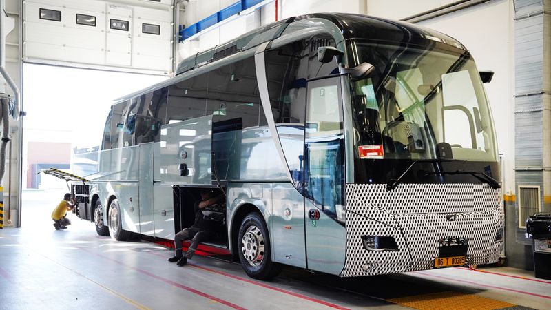 Einen ersten Prototypen des batterieelektrischen Reisebusses hat MAN in seinem türkischen Werk schon vorgestellt.(Bild:  MAN)