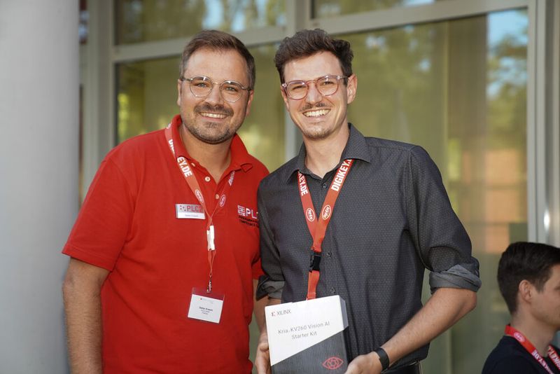 FPGA Conference Europe 2022: Über 70 Sprecher, 100 Vorträge und über 250 Teilnehmer – nach zwei Jahren mit Corona-bedingten Digitalkonferenzen fand die dreitägige FPGA Conference vom 5. bis 7. Juli 2022 endlich wieder als Präsenzveranstaltung statt. Besondere Highlights waren die spannende Keynote von Nick Ni von AMD/Xilinx, die interessante Couchtalk-Expertenrunde, der traditionelle BBQ-Grillabend sowie die vielen glücklichen Gewinner der Verlosungsaktionen.  (Bild: Nadine Stegemann)