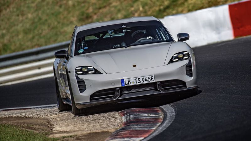 Der Taycan Turbo S hat eine Systemleistung von bis zu 460 kW (625 PS). (Bild: Porsche)