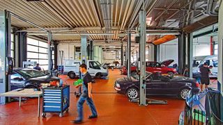 Volle Auftragsbücher, belegte Hebebühnen und einen regen Werkstattbetrieb wünscht sich wohl jeder Kfz-Betrieb.  (Schreiner/»kfz-betrieb«)