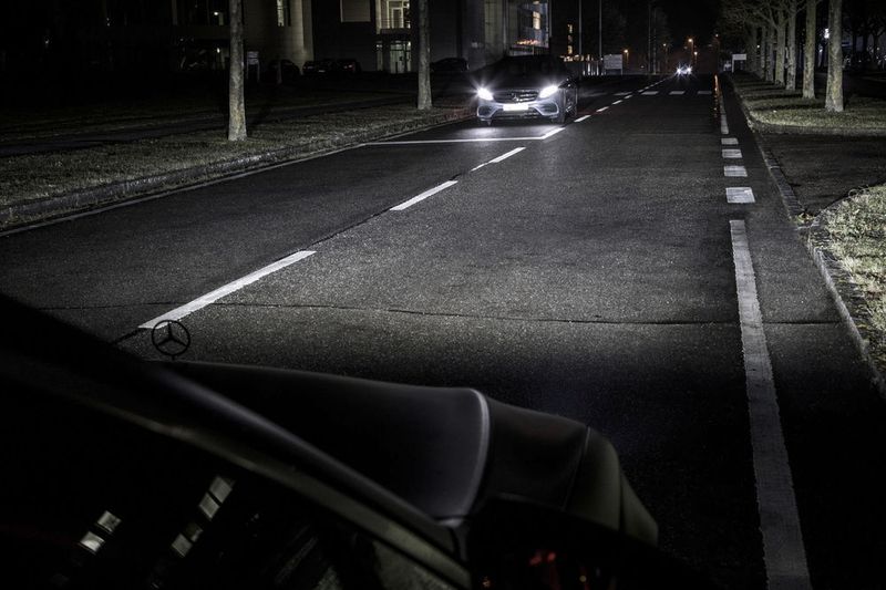 Fahrer und Beifahrer entgegenkommender Fahrzeugen werden vom Lichtstrahl ausgespart und nicht geblendet. (Daimler)
