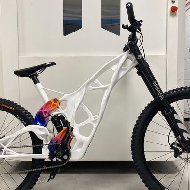 Brose und Synera haben ihre Kompetenzen gebündelt und zeigen mit dem Bike, wie sich automatisierte und algorithmische Design- und Automatisierungsfähigkeiten in Kombination mit AM-Fertigungsexpertise in der anspruchsvollen Downhill-Welt bewähren.  (Bild: Synera)