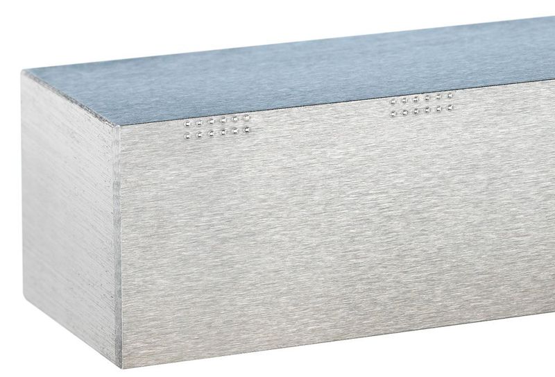 Der dreiecksförmige Einsatz mit den pyramidenförmigen Zähnen dringt durch Einschneiden in das zu bearbeitende Material ein und schafft so eine formschlüssige Spannung des Werkstücks. (SMW Autoblok)