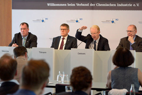 VCI-Präsident Marijn Dekkers (2 .v.r.) zur Halbjahresbilanz der chemischen Industrie in Deutschland: 