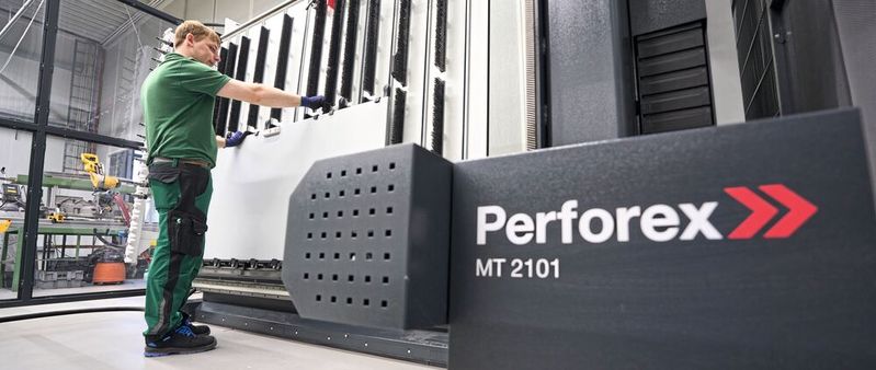 Zunehmende Datendurchgängigkeit mit Eplan sowie digital verbundene Maschinen – darunter das Milling Terminal Perforex von Rittal – lassen die Beschäftigten von KlöMö besser und effizienter arbeiten.(Bild:  Eplan/Rittal)