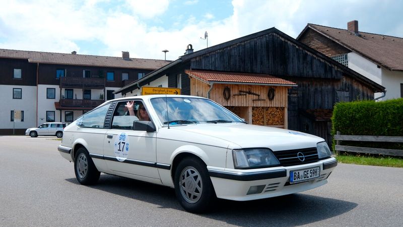 Ein Opel Monza von 1979 mit Fahrer Anton Oswald und Beifahrerin Nicole Westermaier. (Bild: Zietz - VCG)