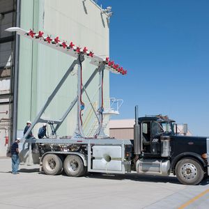 Auf einem Nasa-Testgelände in Edwards, Kalifornien, prüfen Entwickler den Prototypen "Hybrid Electric Integrated Systems Testbeb" (Heist) auf Herz und Nieren.