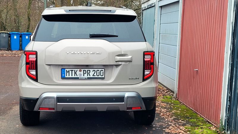 Die Heckansicht passt dazu. Der rechts angebrachte Griff verspricht zwar eine seitlich aufschwingende Hecktür. Das ist aber eine Finte. (Bild: Wehner - VCG)