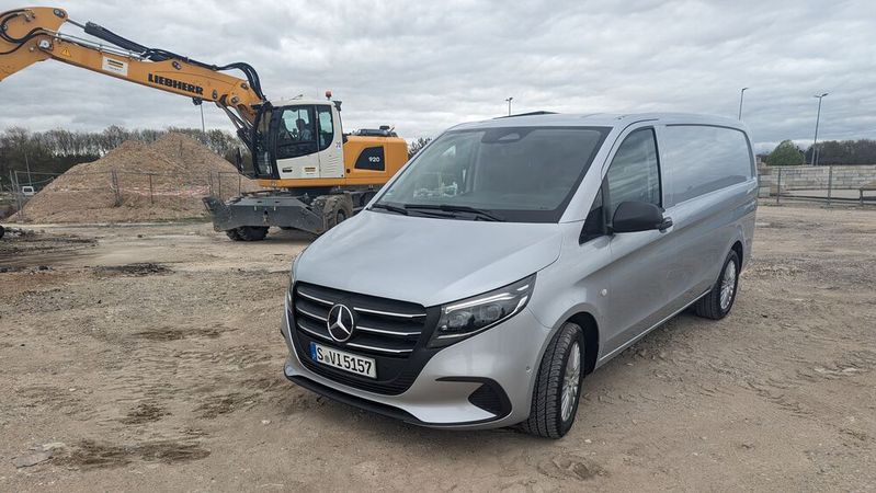 Die Transporter Mercedes Vito und Sprinter haben ein Facelift erhalten. Äußerlich hat sich kaum etwas verändert. Beim Vito (im Bild) hat Mercedes die Front dezent überarbeitet.(Bild:  Simon – VCG)