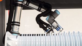 Die Maschine der Firma Potzi GmbH & Co. KG schleift Grate an Höchstspannungs-Isolatoren ab. Im Schaltschrank daneben befindet sich der Frequenzumrichter Movidrive modular zur Ansteuerung der Motoren. (Bild: SEW-Eurodrive)