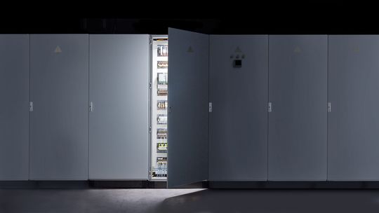 Effizientes und langlebiges Licht im Schaltschrank: Gerade hier ist eine ausreichende Ausleuchtung notwendig, damit Fehlverdrahtungen vermieden werden. (Phoenix Contact)