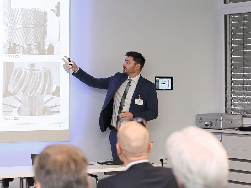 Alexander Ke﻿llner, Sales America & Europe / PSM gearMILL bei DMG MORI über professionelles Verzahnen. (Bild: Oxana Gruber Photography)