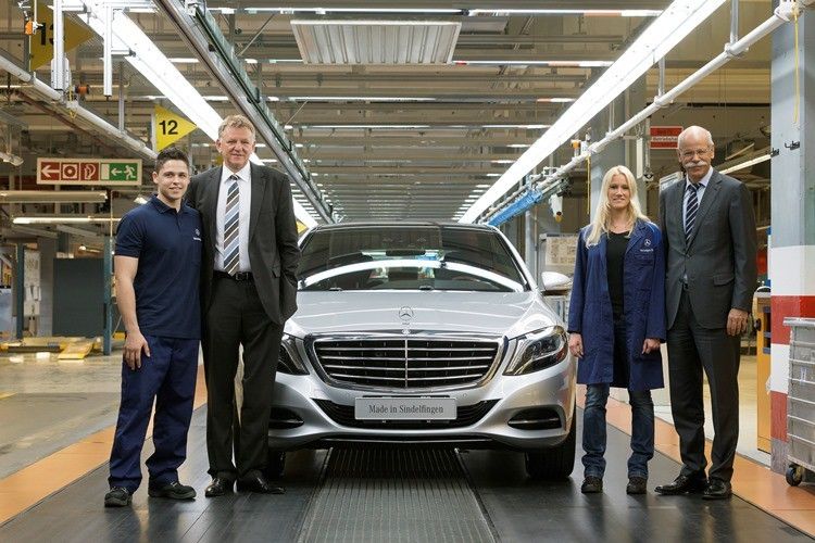 Vorstand und Mitarbeiter feiern gemeinsam in der S-Klassen Montage. (Foto: Daimler)
