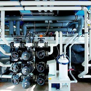 Bild 1: Ventilblock zur Wärmerückgewinnung. Die entstehende Prozesswärme wird einer Wärmepumpe zugeführt, die damit Wasser für die Raum- und Badbeheizung auf die erforderliche Temperatur bringt. Bild: Thoma