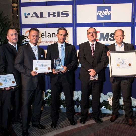 Ulrich Dahmen, Leiter Einkauf, Produktion und Technologie Cockpit und Ausstattung, (Mitte) nahm zusammen mit weiteren Projektbeteiligten im Rahmen der diesjährigen SPE Automotive Division Awards die Auszeichnungen für das BMW Group Werk Landshut entgegen.(Bild:  BMW Group)