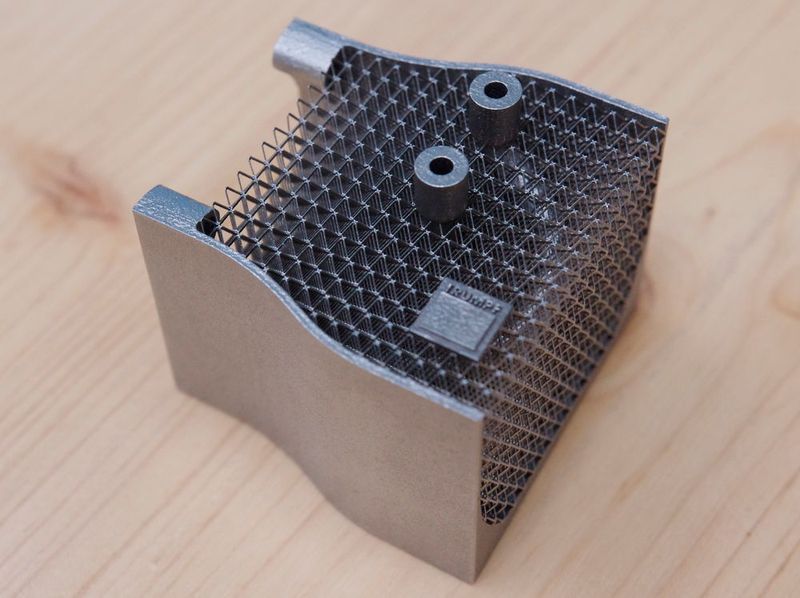 Effizientere und wirtschaftlichere Bauteile realisieren: Mit Metal-Laser-Sintern lassen sich bisher für undenkbar gehaltene Geometrien und Formen herstellen.  (Konrad Mücke SMM)