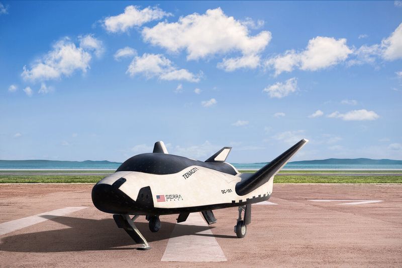 Das Raumflugzeug kann dann auf kompatiblen kommerziellen Landebahnen weltweit landen. (Sierra Space)