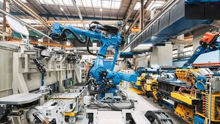 Bedient werden die Schweißroboter durch einen Handlingroboter Motoman GP600, der auf einer Bodenfahrbahn montiert ist.  (Bild: Liebherr)