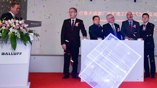 Feierliche Eröffnung des Erweiterungsbaus von Balluff in Chengdu (v. l.): Michael Unger, Sprecher der Geschäftsleitung, Balluff, Zhong Xiatao, Vizedirektor Chengdu Büro für wirtschaftliche Informationen und Investment Förderung, Rolf Hermle, Beiratsvorsitzender Balluff, Dr. Klaus Schmidt, Generalkonsul der Bundesrepublik Deutschland in Chengdu und Li Jian, Vizedirektor der Chengdu Industriezone. (Balluff)