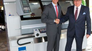 Hans Ort (r.) nach der gemeinsamen Enthüllung der neuen GDW C 400 Z conturline mit Stefan Müller, MdB, Parlamentarischer Staatssekretär im Bundesministerium für Bildung und Forschung, CSU. (Sonnenberg)