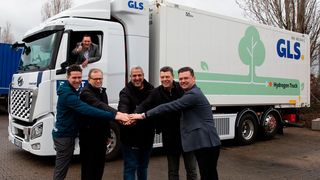 Inbetriebnahme des ersten wasserstoffgetriebenen Lkw bei GLS im Fernverkehr (v.l.): Martin Schneider (Hylane), Gero Liebig (GLS Germany, im Lkw), Holger Immen (GLS Group) sowie Oualid Hamza und Henrik Gundlach (beide GLS Germany) sowie Christian Flick von Recht Logistik. (Bild: Peter Jülich/GLS Germany)