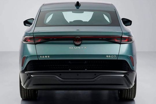 According to Car News China, the new mid-size model is approximately 16 feet long, 6.1 feet wide, and 5.2 feet high. The electric drive is expected to deliver 228 horsepower.(Image: Ministry of Industry and Information Technology)