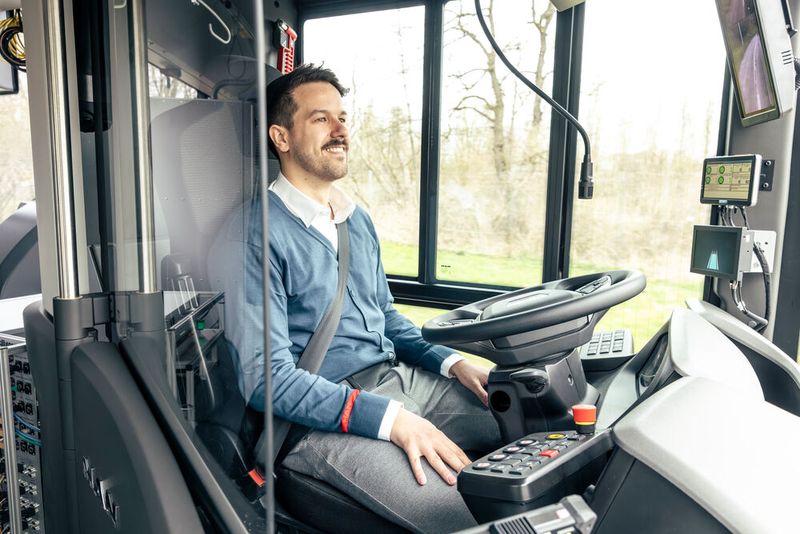 Ein Sicherheitsfahrer ist an Bord, hat aber im Idealfall außer dem Überwachen der Systeme nichts zu tun. (Bild: Bernhard Huber)