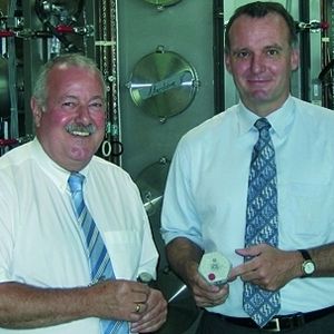 Gustav Adlhoch (links), kaufmännischer Geschäftsführer der Intellifast GmbH, Speyer, und sein Kollege, der technische Geschäftsführer Frank Scheuch, vor der  Sputteranlage. Bild: Intellifast