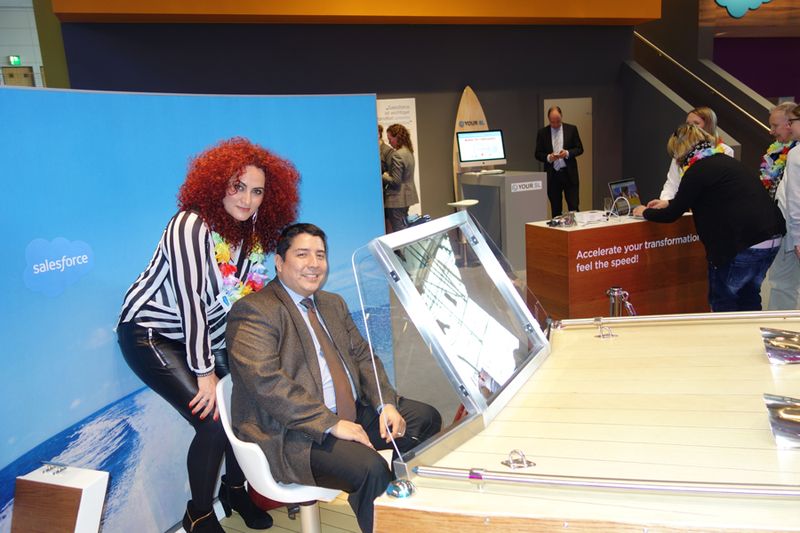 Besa Agaj, IT-BUSINESS, und Christopher Cole, Salesforce, waren schon im Summer-Feeling. (Bild: IT-BUSINESS)