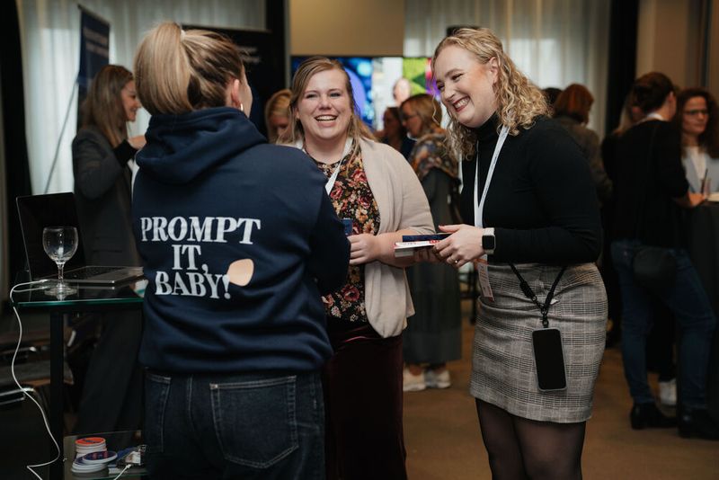 Beim ersten Coffee Break konnten sich die Teilnehmerinnen bereits rege austauschen & Kontakte knüpfen. (Bild: Manuell Emme Fotografie)