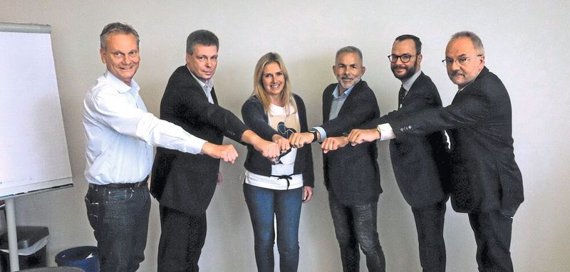 In Nürnberg begrüßten Arne Joswig (l.) und Ulrich Köster (r.) auch ihre PR-Partner: Holger Zietz, Vogel Communications Group (2. v. l.), Grit Sonntag, Nürnberger Versicherung (Mitte), Michael Radig, Fuchs-Schmierstoffe (4. v. l.), und Matthias Mies (5. v. l.), BDK.(Bild:  »kfz-betrieb«)