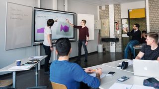 Bei der Digitalisierung der Schulen spielt der DigitalPakt Schule eine entscheidende Rolle – bei der diesjährigen DigitalPakt Schule Virtual Conference sollen Hindernisse und Chancen des Pakts thematisiert werden  (© SMART Technologies)