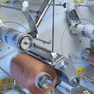 Die Maschine: Automatische Spulmaschine SAHM TWINSTAR 320XE für Reifenkord. Bilder: Sahm