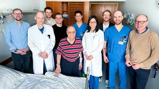 Mitglieder des „VAMP-HF“-Studienteams mit Patient Horst S. (von links nach rechts): Oliver Weiss (Noah Labs), PD Dr. Felix Hohendanner, Marcus Hott (Noah Labs), Dr. Leonhard Riehle (Noah Labs), Dr. med. Chong Lee, PD Dr. med. Kun Zhang, Andreas Portmann (DHZB-Stiftung), Emanuel Heil, Klinikdirektor Prof. Dr. med. Gerhard Hindricks. (Bild: Deutsches Herzzentrum der Charité)