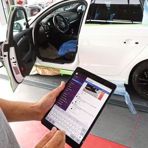 Ergänzende Arbeiten notwendig? Kein Problem, denn jeder Mitarbeiter verfügt über ein iPad und kann weitere Arbeiten in einem Chat-Programm ganz leicht hinterlegen – inklusive Fotos, versteht sich.(Bild:  Dominsky/»kfz-betrieb«)