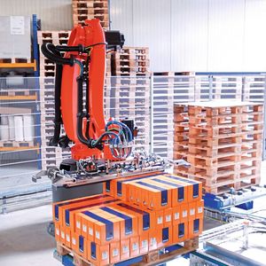 Der Knickarmroboter spart eine manuelle Palettierung ein.(Bild:  Vitakraft)