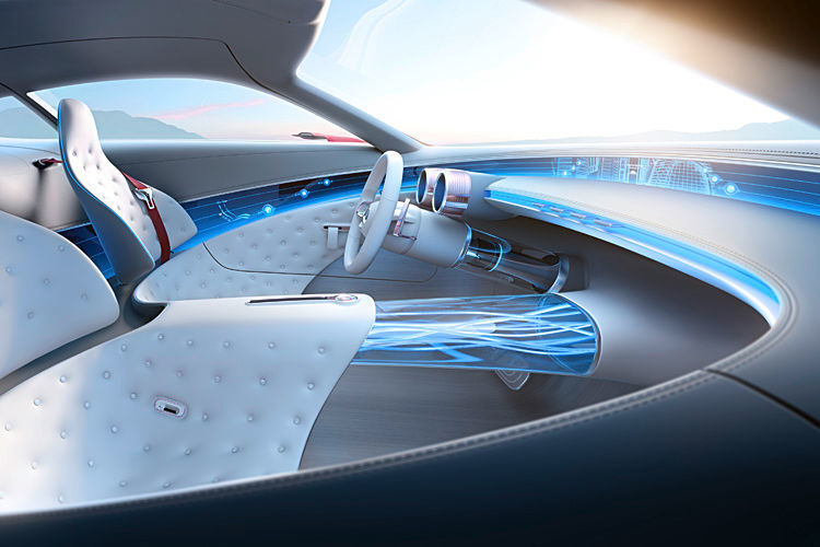 ... verbirgt sich ein futuristischer und luxuriöser Innenraum. In die Sitze integrierte, so genannte „Body Sensor Displays“ scannen die Passagiere und überwachen beispielsweise ihre Vitalfunktionen. So lassen sich etwa Komfortfunktionen wie Sitzklimatisierung oder Massage aktivieren oder die Form des Sitzes an den Passagier anpassen. (Daimler)