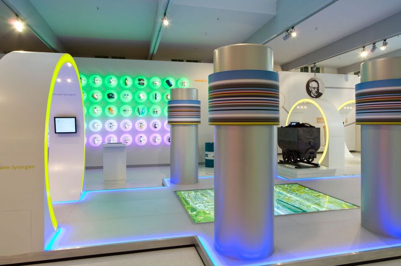 Produktwand im Besucherinformationszentrum von Infra Leuna am Chemiestandort Leuna – wo steckt Chemie aus Leuna alles drin? (Egbert Schmidt/Infra Leuna)