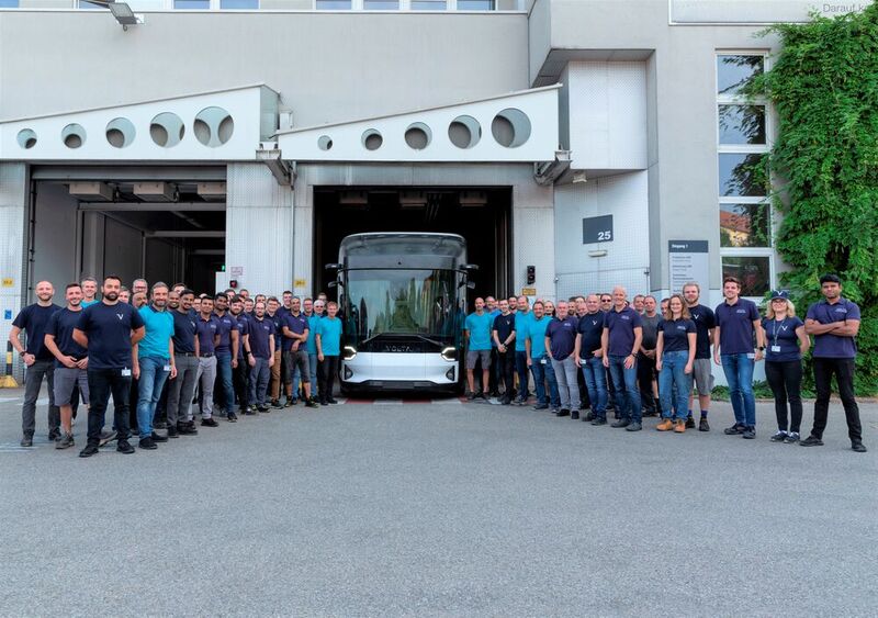 Zurecht stolz! Der erste vollelektrische Volta Zero von Volta Trucks rollt beim Partner Steyr Automotive aus der Montagehalle. Es ist das erste Fahrzeug der zweiten Generation aus Prototypen, lässt der Hersteller wissen.