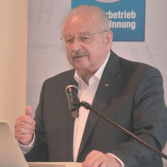 Präsident Jürgen Karpinski sprach bei der Mitgliederversammlung des Kfz-Gewerbes Hessen.(Bild:  Zietz)