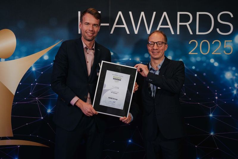 Ales Paldus und Daniel Mattes (EDAG Group) können vor der Fotowand auf Platin-Award für „IoT Systems“ stolz sein. (Bild: Manuel Emme Fotografie)