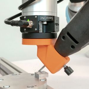 Hier unterstützt der neue Sensor von Bota Systems eine filigrane Zerspanungsaufgabe per Cobot.(Bild:  Bota Systems)