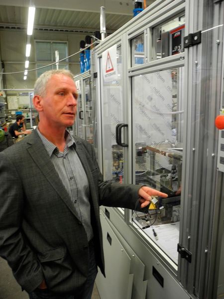 Der Sales Engineer Region East für die Balluff GmbH Andreas Knoll begutachtet die Implementierung der Balluff-Technik in der Montageanlage. „Mit der IO-Link-Technologie können Installationen bei Bedarf ohne Aufwand nachgerüstet bzw. erweitert werden, wenn zusätzliche Sensorik integriert werden soll. Die Konstrukteure müssen dabei die Schaltschrankgröße überhaupt nicht berücksichtigen.“ (Völkert)