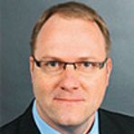 Titel, Name: André van Broich  Geburtsjahr, -ort: 1970 in Köln  Funktion: Mitglied des Aufsichtsrats Firma: Bayer AG  Ausbildung: 1988-1991: Ausbildung zum Chemielaboranten bei der Bayer AG  2007-2008: Weiterbildendes Studium Veränderungsmanagement an der Ruhr-Universität Bochum  Berufliche Laufbahn: 1991-2000: Tätigkeit als Chemielaborant (Energie- und Umweltdienste)  Seit 1997: Mitglied im Betriebsrat Seit 2000: freigestelltes Mitglied des Betriebsrats Seit 2005: Mitglied im Gesamtbetriebsrat und Wirtschaftsausschuss Seit 2006: Mitglied im Gesamtbetriebsausschuss und Bayer-Europa-Forum 2006-2010: stellvertretender Vorsitzender des Betriebsrats (Standort Dormagen)  Seit 2010: Vorsitzender des Betriebsrats (Standort Dormagen)  Seit 2011: Vorsitzender des Bezirksvorstandes der IG Bergbau, Chemie, Energie (Köln-Bonn) (Bild: Bayer)